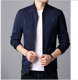 春秋新風(fēng)尚 韓版修身印花棒球服與羊毛衫的完美搭配